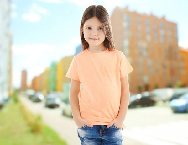 Klein meisje in stijlvolle t-shirt — Stockfoto