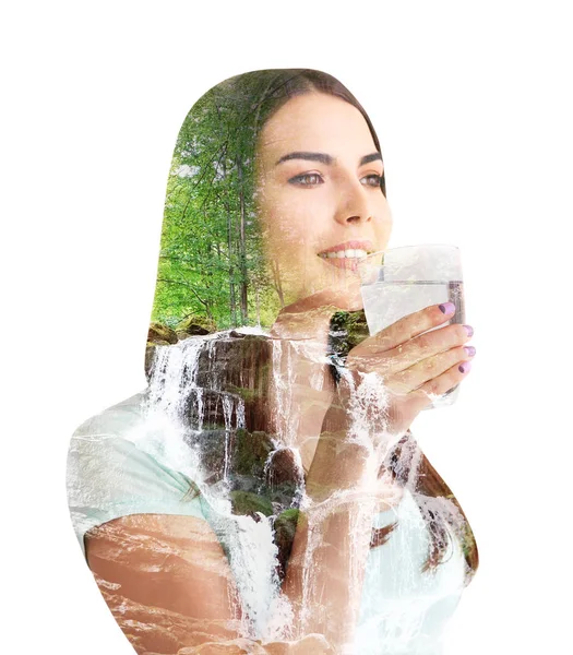Dvojitá expozice krajiny a mladá žena pitné vody na bílém pozadí. Koncept čistý nápoj — Stock fotografie