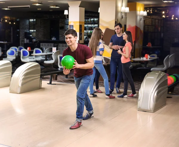 Friends at bowling club — Stock Photo, Image