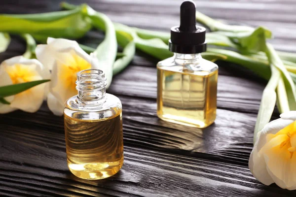 Композиція з парфумами та квітами — стокове фото