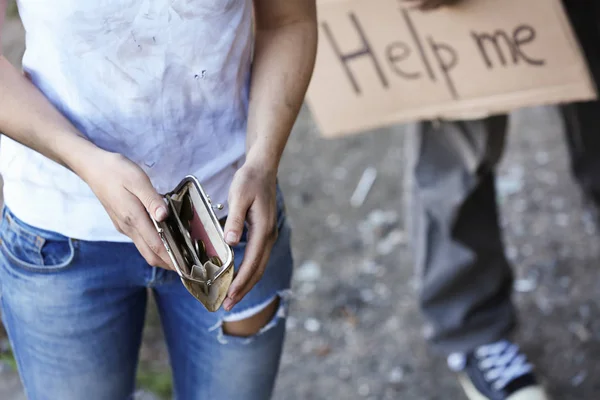 Poor woman counting money — Stock Photo, Image