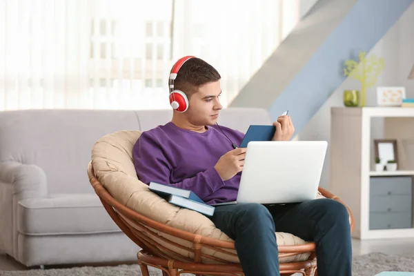 Joven escuchando audiolibros en casa —  Fotos de Stock