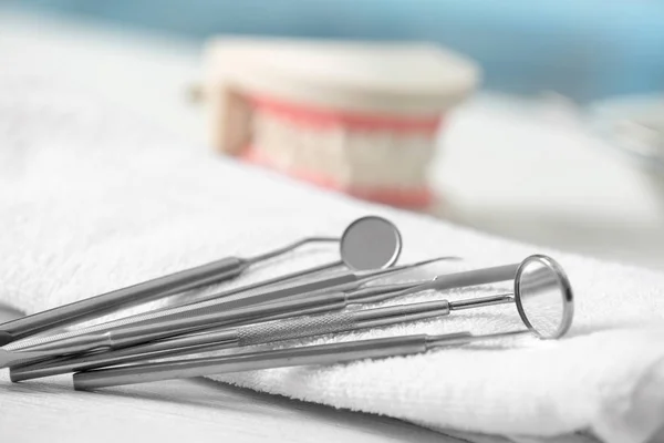 Strumenti dentali su asciugamano — Foto Stock