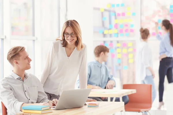 Junge Leute im Büro — Stockfoto