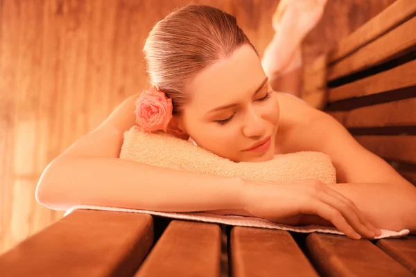 Jovem mulher na sauna — Fotografia de Stock