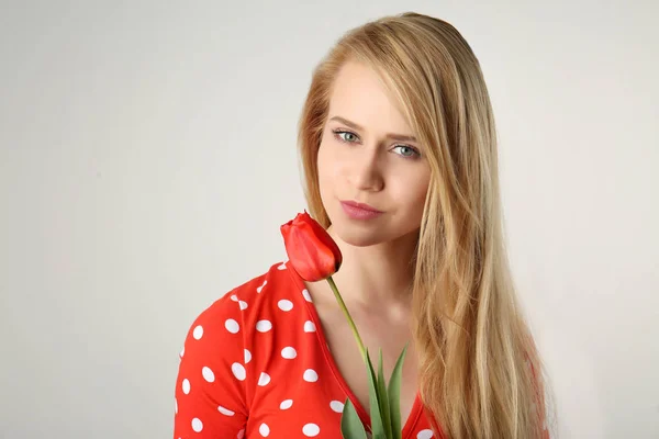 Jonge vrouw met tulp — Stockfoto