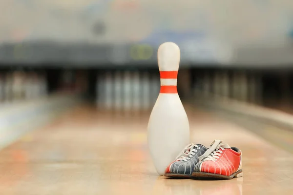 PIN i buty na piętrze w bowling club — Zdjęcie stockowe