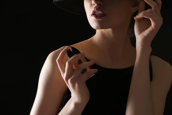 Mladá žena s parfém — Stock fotografie