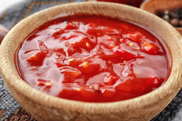 Mísa s pikantní chilli omáčkou — Stock fotografie