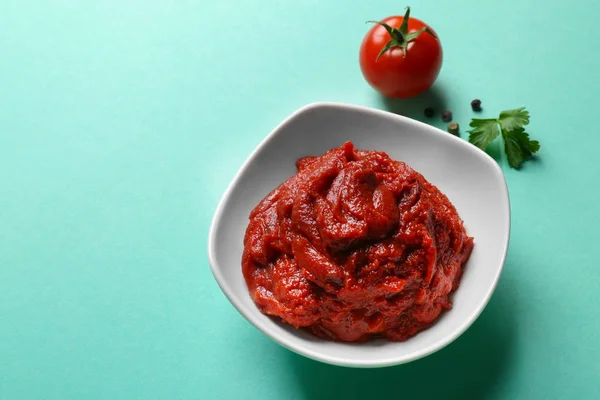 Heerlijke tomatenpuree in kom — Stockfoto