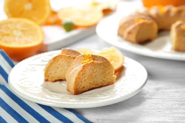 Placa con rodajas de pastel de cítricos — Foto de Stock