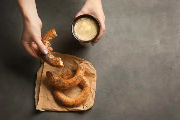 バター コーヒーと灰色の背景に cracknel で女性の手 — ストック写真