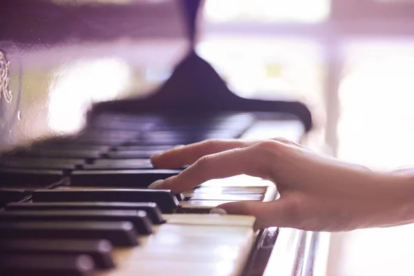 Mão feminina tocando piano — Fotografia de Stock
