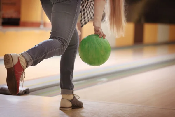 Kadın bowling kulüpte topu atma — Stok fotoğraf