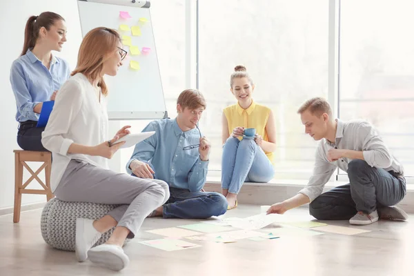 Team av unga marknadsföring chefer diskuterar nytt projekt i office — Stockfoto