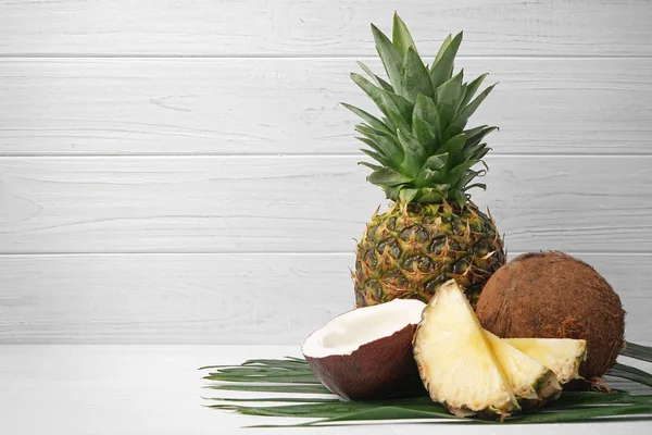 Geschnittene Ananas und frische Kokosnüsse — Stockfoto