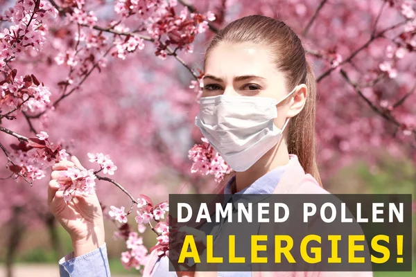 Mujer Joven Con Máscara Facial Aire Libre Concepto Alergia Polen — Foto de Stock