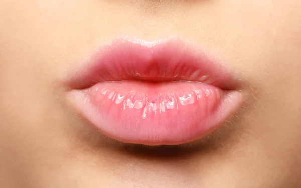 Lábios de mulher jovem — Fotografia de Stock