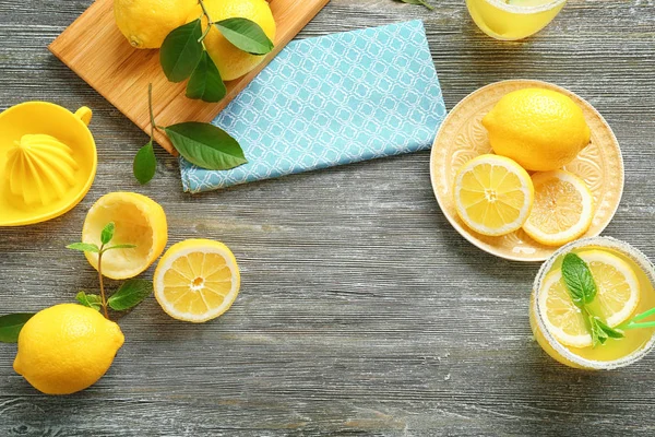 Zusammensetzung von Zitronensaft und frischem Obst — Stockfoto