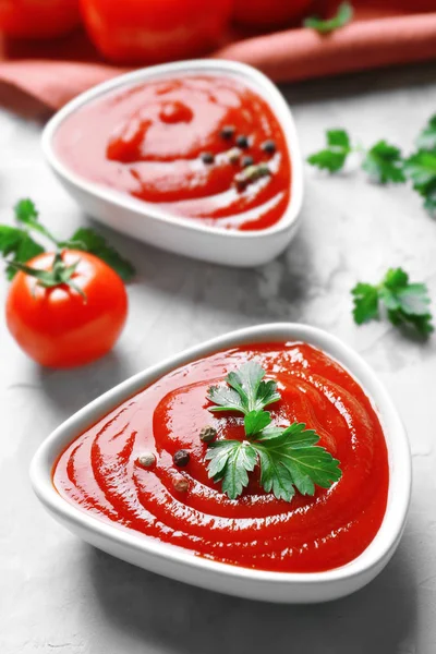 Heerlijke ketchup in kommen — Stockfoto