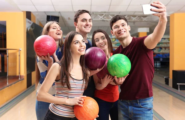 Vrienden nemen selfie bij bowlingclub — Stockfoto