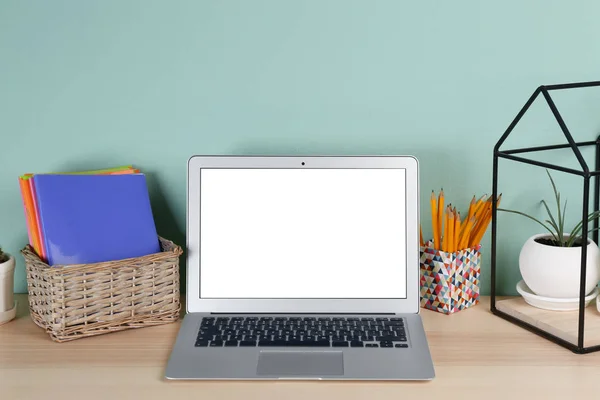 Lugar de trabajo con portátil moderno —  Fotos de Stock