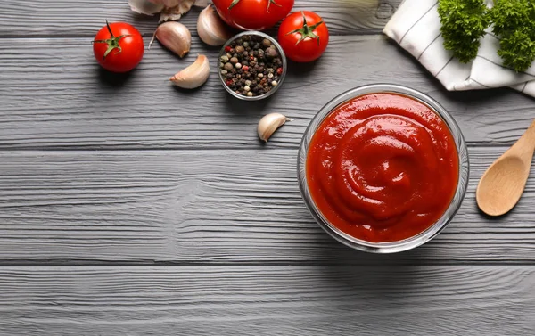 Heerlijke ketchup in kom met ingrediënten — Stockfoto