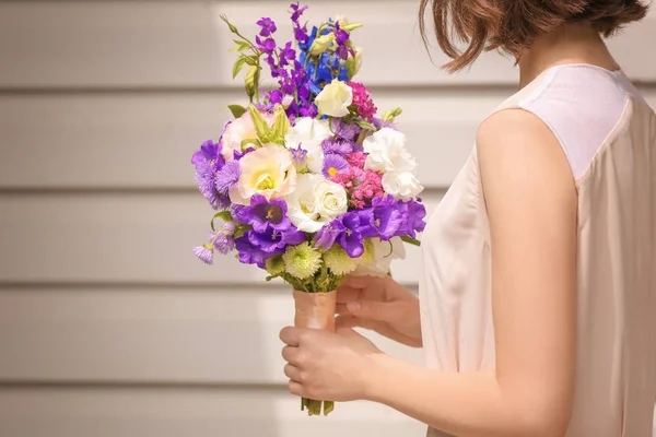 Woman holding bouquet — Stock Photo, Image