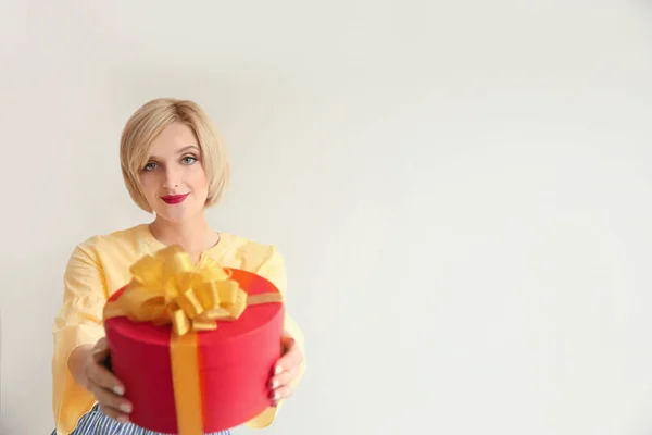 Bella donna in possesso di scatola regalo su sfondo bianco — Foto Stock