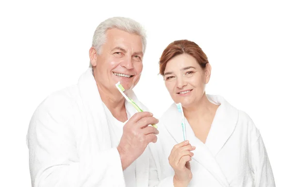 Pareja mayor con cepillos de dientes — Foto de Stock