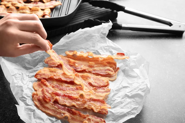Női kezében szelet bacon — Stock Fotó