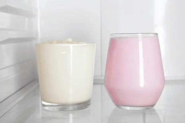 Glasses with fresh yogurt — Stock Photo, Image