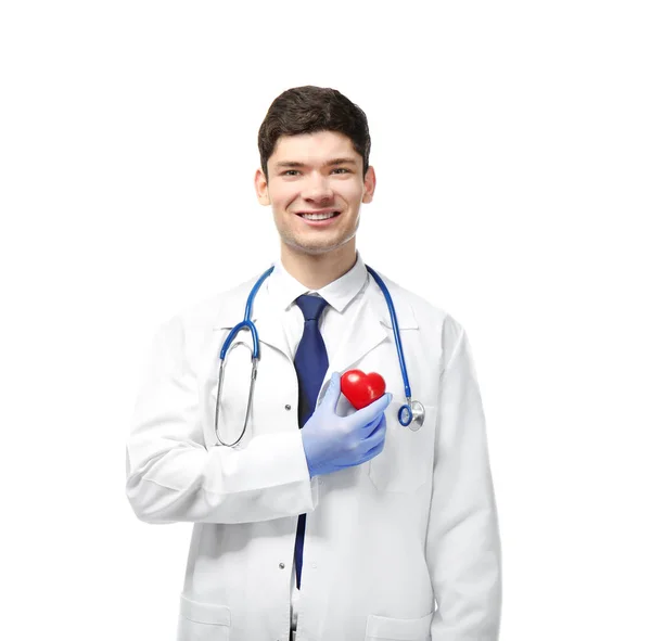 Bello giovane cardiologo su sfondo bianco — Foto Stock