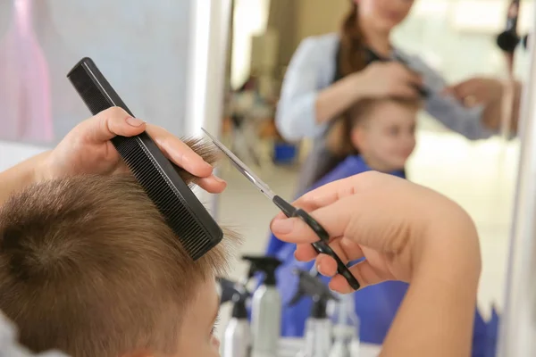 Ragazzo nel salone di parrucchiere — Foto Stock