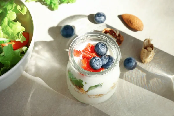 Vaso di vetro con gustoso yogurt — Foto Stock
