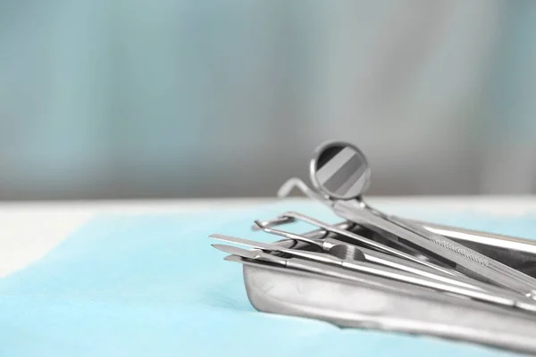 Zahnärztliche Werkzeuge im medizinischen Becken — Stockfoto