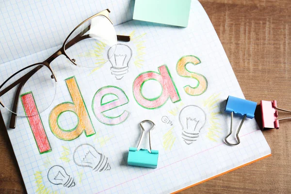 Concepto de marketing. Palabra IDEAS escrita en cuaderno — Foto de Stock