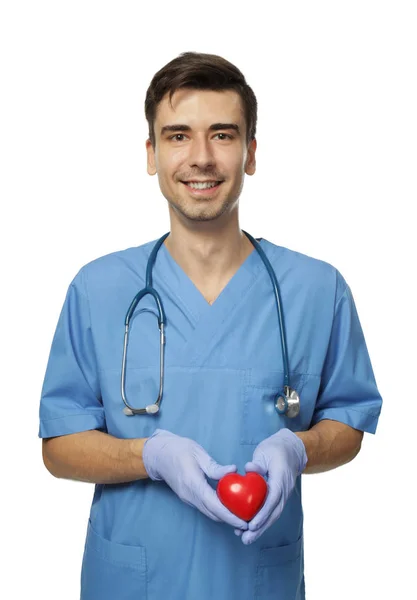 Bonito jovem cardiologista em fundo branco — Fotografia de Stock