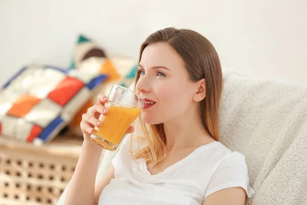 Beautiful woman drinking fresh juice — Stock Photo, Image