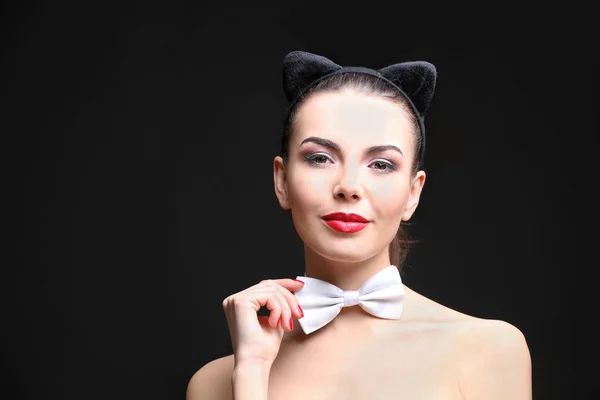 Mujer usando orejas de gato —  Fotos de Stock
