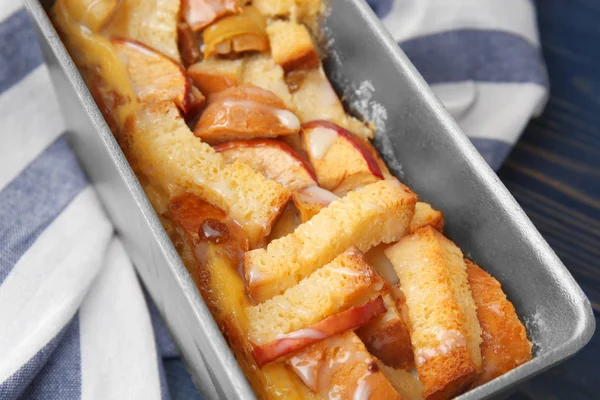 Budín de pan recién horneado en platos de cazuela — Foto de Stock