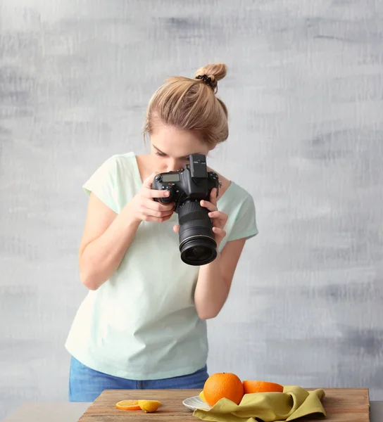 Žena, Fotografování potravin — Stock fotografie