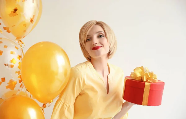 Piękną kobietę, balonów i pudełko na białym tle — Zdjęcie stockowe