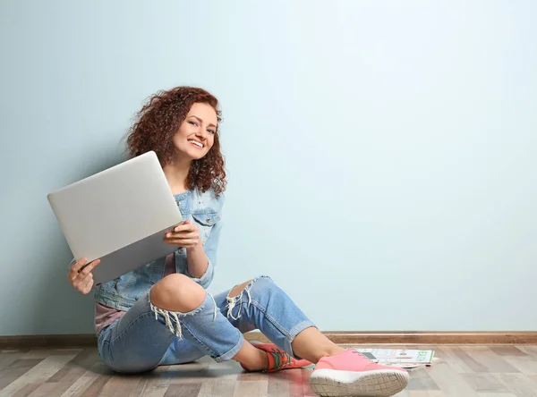 Young woman using laptop — Stock Photo, Image