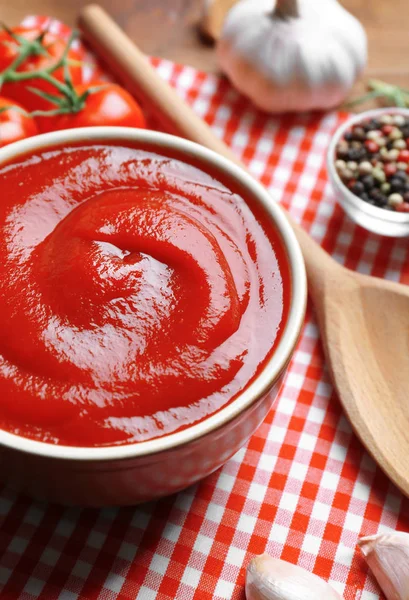 Heerlijke ketchup in kom met ingrediënten — Stockfoto