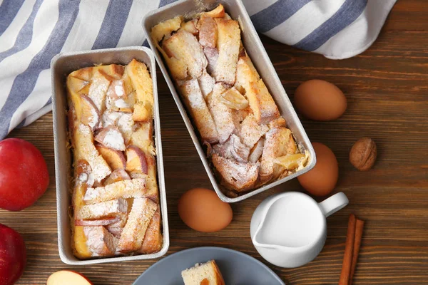 Nybakat bröd pudding i gryta rätter — Stockfoto