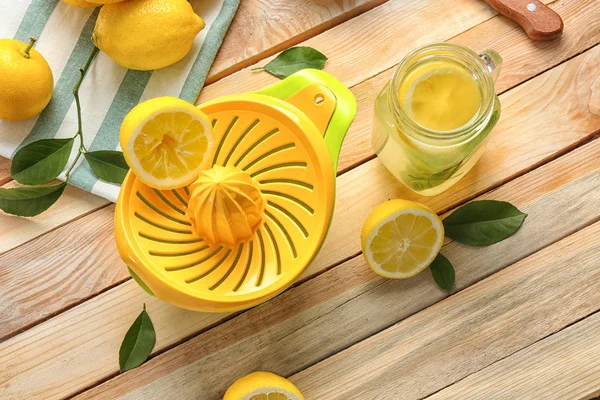 Squeezer and lemon juice — Stock Photo, Image