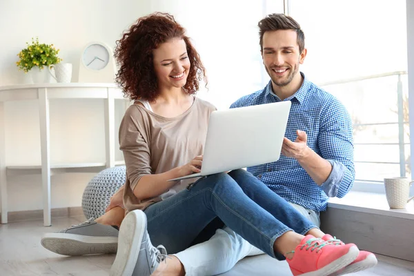 Jovem casal feliz com laptop — Fotografia de Stock