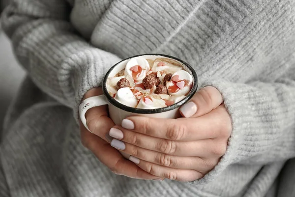 Donna che tiene in mano una tazza di gustoso cacao — Foto Stock