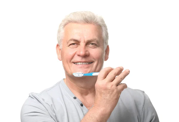 Старший мужчина с зубной щеткой — стоковое фото